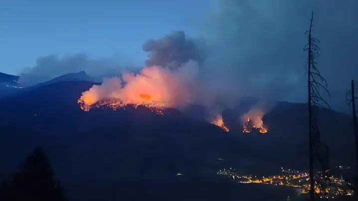 L'incendio di Sonico è ripartito