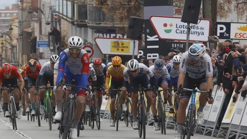 Paura per Sonny Colbrelli, soccorso subito dopo la volata