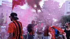 Milanisti bresciani in festa in piazza Repubblica
