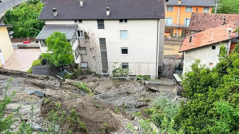 Dall’alto: fango e detriti a ridosso delle case - © www.giornaledibrescia.it