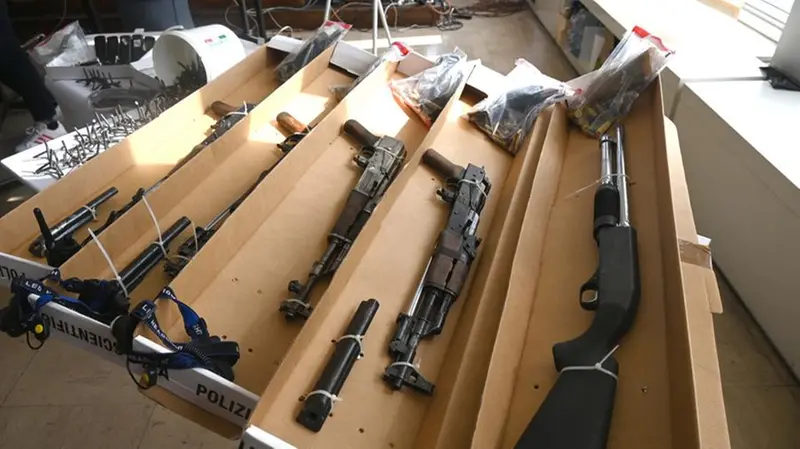 Kalashnikov, fucili a pompa e Uzi tra le armi sequestrate alla Pedrocca - Foto Gabriele Strada /Neg © www.giornaledibrescia.it