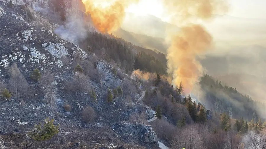 Il fumo bianco dell'incendio nella zona di Tombea, in Valvestino