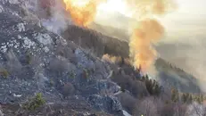 Il fumo bianco dell'incendio nella zona di Tombea, in Valvestino
