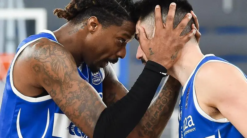 Il titolarissimo Kenny Gabriel carica la riserva Salvatore Parrillo - © www.giornaledibrescia.it