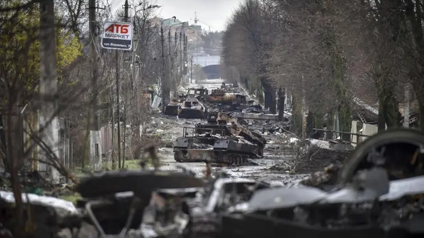 Carri armati russi distrutti non lontano da Kiev - Foto Epa © www.giornaledibrescia.it