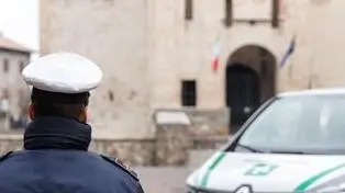 Un agente della Polizia Locale di Sirmione - © www.giornaledibrescia.it
