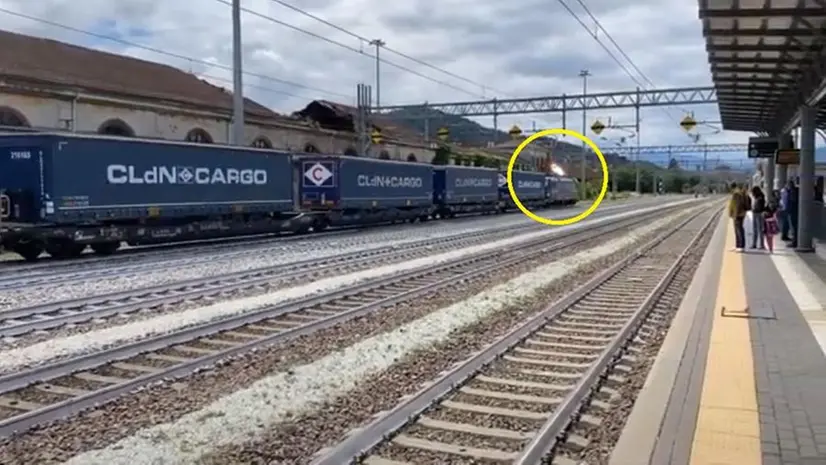 Fiammata al pantografo per il cargo Rotterdam-Brescia in un frame del video postato su YouTube