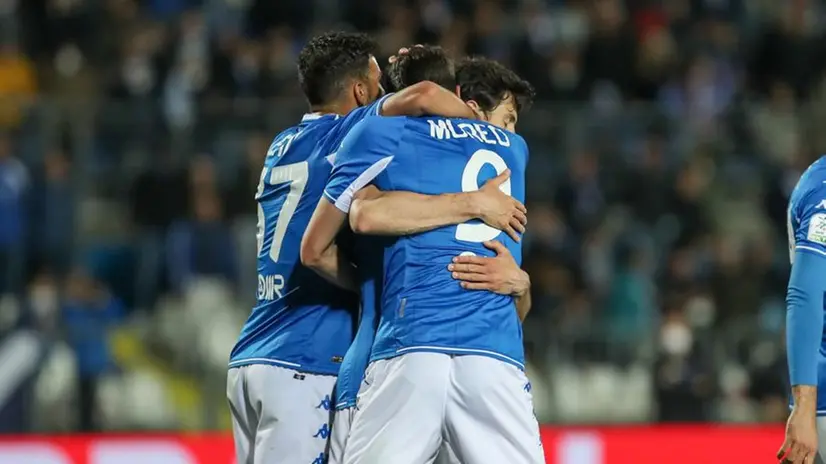 L'abbraccio di Moreo con i compagni dopo il gol - Foto New Reporter Nicoli © www.giornaledibrescia.it