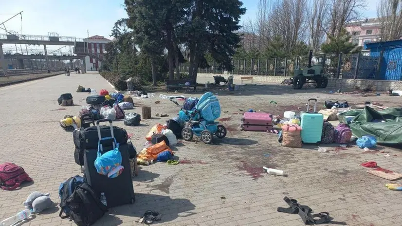 Valige e il sangue delle vittime e dei feriti per terra alla stazione di Kramatorsk - Foto Epa © www.giornaledibrescia.it