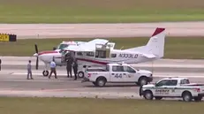 Il frame di un video che riprende il velivolo atterrato sulla pista di Palm Beach in Florida