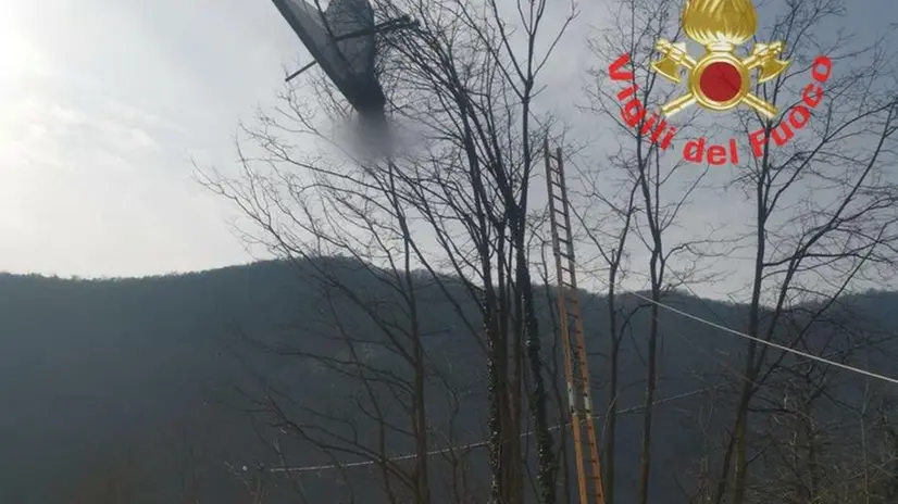 L'uomo di 58 anni è rimasto incastrato in un albero a Gardone Riviera