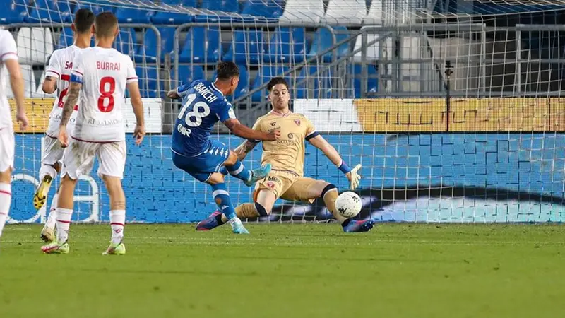 Gioco, partita, incontro. Bianchi beffa il portiere e trova la rete del 3-2 - Foto New Reporter Nicoli © www.giornaledibrescia.it