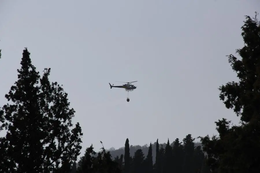 L'elicottero in azione a Gardone Riviera - © www.giornaledibrescia.it