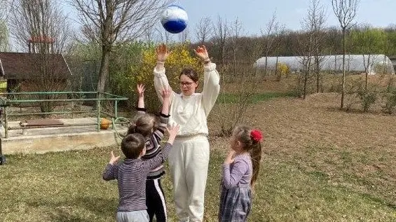Piccoli ucraini si divertono nel prato davanti alle case del Movimento ecclesiale carmelitano - © www.giornaledibrescia.it