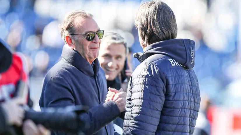 Una stretta di mano tra il presidente e l'allenatore, in una foto d'archvio - Foto New Reporter © www.giornaledibrescia.it