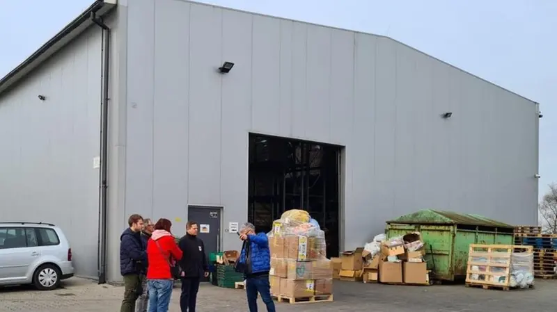 Il capannone di  Ghedi da cui partono i volontari - © www.giornaledibrescia.it