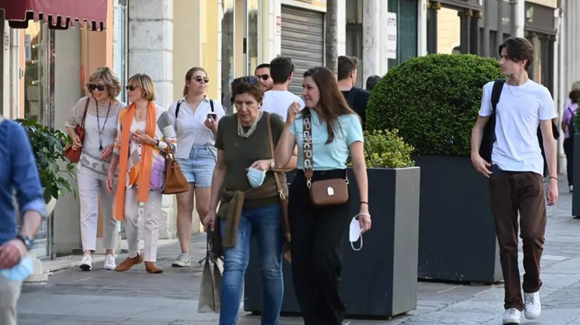 Persone che camminano in centro città a Brescia - © www.giornaledibrescia.it