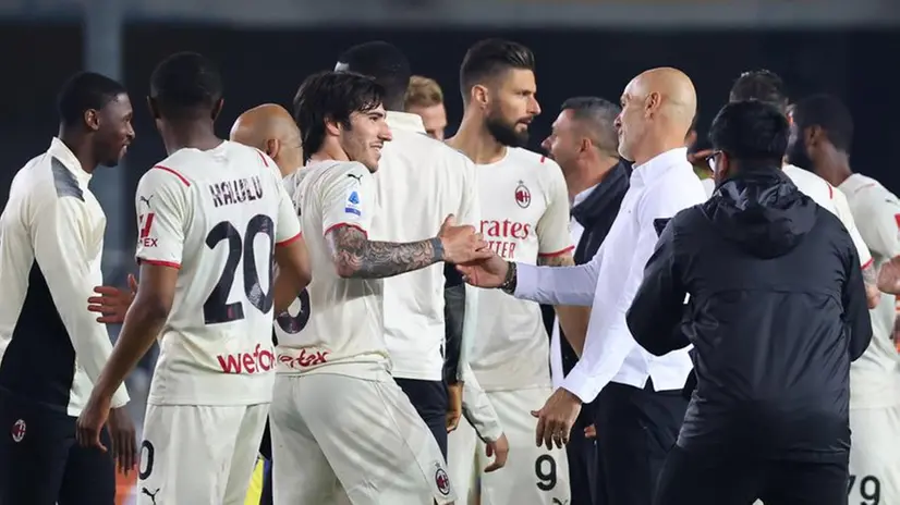 Sandro Tonali con il tecnico Pioli - Ansa © www.giornaledibrescia.it