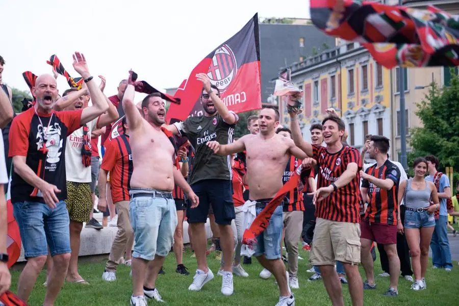 Milanisti bresciani in festa in piazza Repubblica