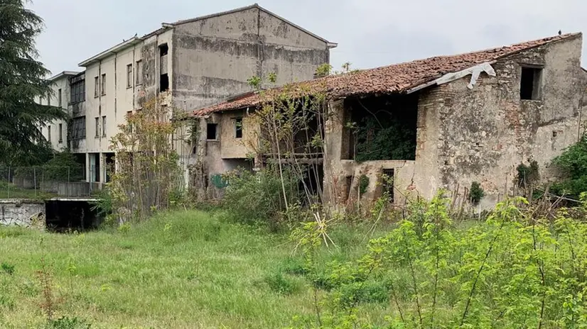 L’ex casa di riposo è composta da un edificio degli anni ’60 e da una vecchia cascina - © www.giornaledibrescia.it