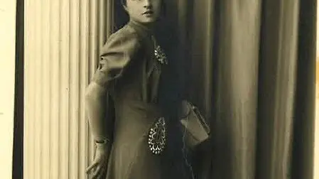 In posa: Bice Faini in quella che in famiglia viene chiamatala «fotografia della colonna» - © www.giornaledibrescia.it