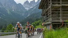 Un'immagine della tappa odierna del Giro d'Italia - Foto Ansa © www.giornaledibrescia.it