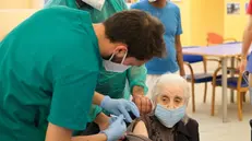 Un'anziana riceve la quarta dose di vaccino - Foto Ansa © www.giornaledibrescia.it
