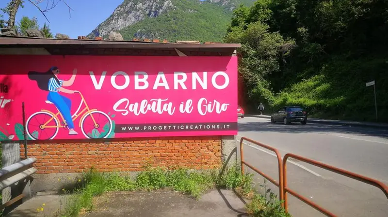 Un cartellone saluta il Giro d'Italia all'ingresso di Vobarno lungo la Sp IV - © www.giornaledibrescia.it