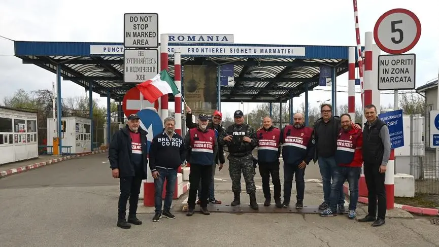 Il team solidale: i volontari bresciani schierati davanti alla frontiera rumena insieme a Vasile (a destra) - © www.giornaledibrescia.it