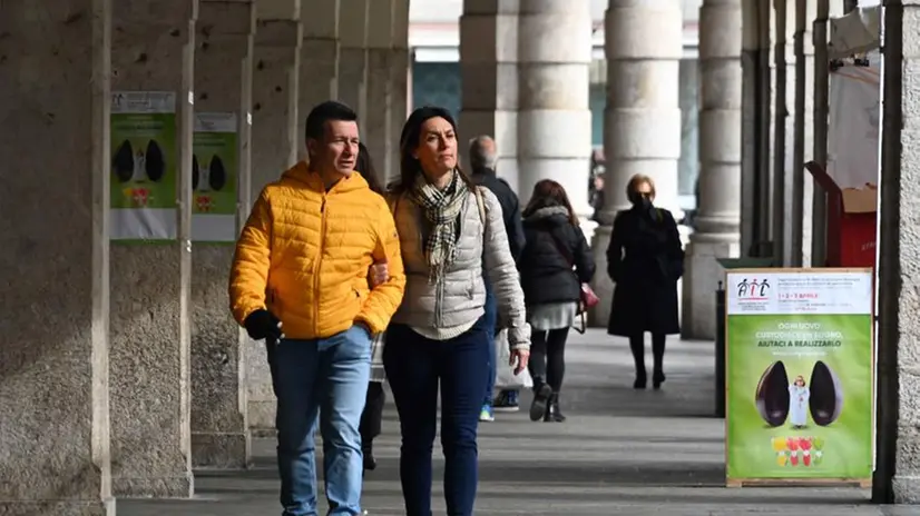 Persone in centro a Brescia -  © www.giornaledibrescia.it