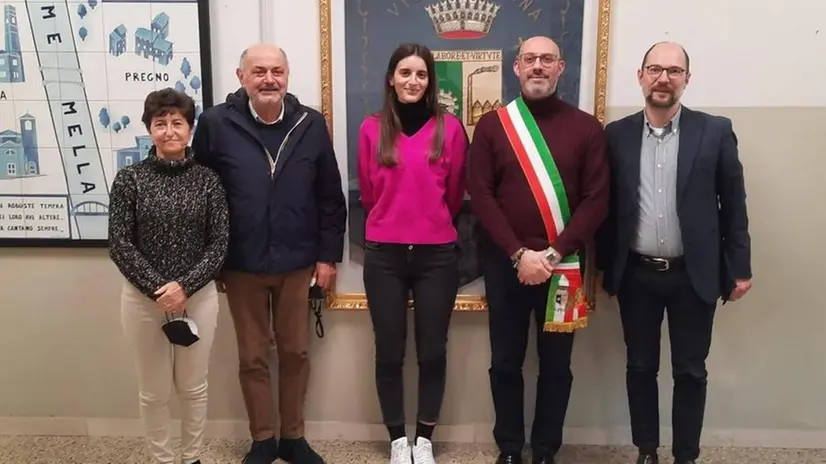 In Comune, Alice Bernardini con il sindaco e la giunta - © www.giornaledibrescia.it