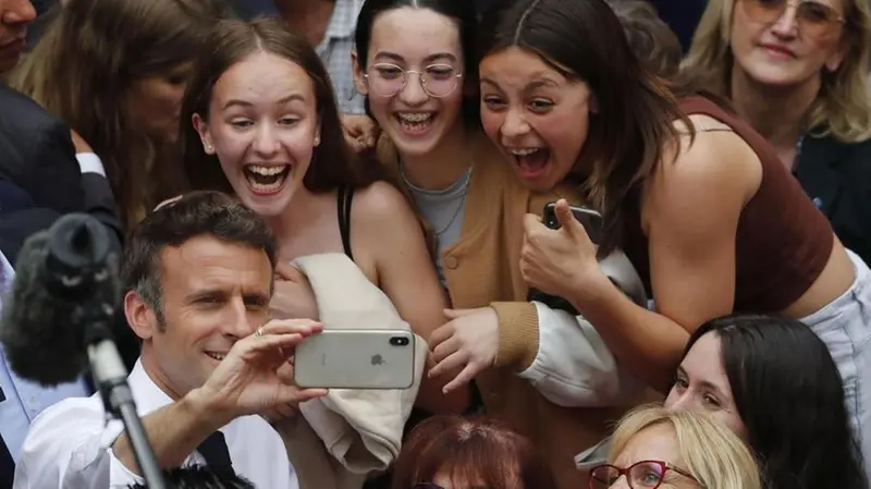 Emmanuel Macron fa un selfie con alcune ragazze - Foto Ansa/Epa/Guillaume Horcajuelo © www.giornaledibrescia.it