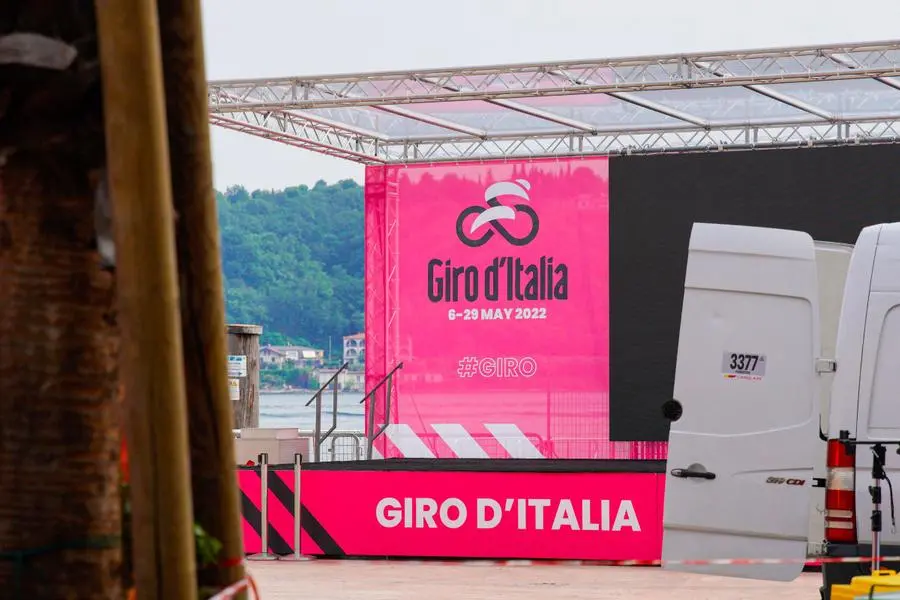 Preparativi per la tappa del Giro d'Italia a Salò