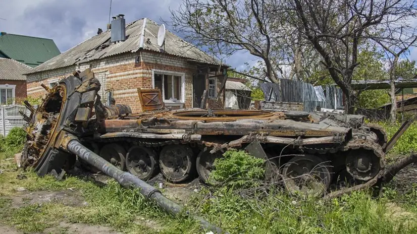 I resti di un carro armato a Kharkiv - Foto Epa © www.giornaledibrescia.it