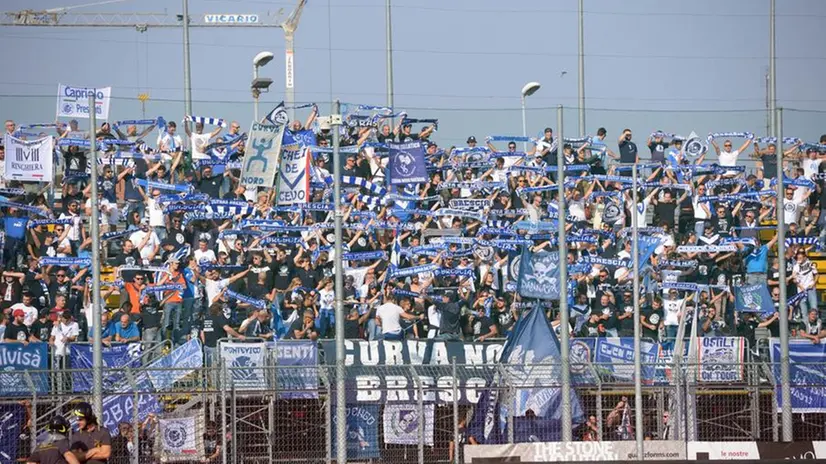 Tifosi del Brescia nel settore ospiti dello stadio Tombolato - Foto Newreporter © www.giornaledibrescia.it