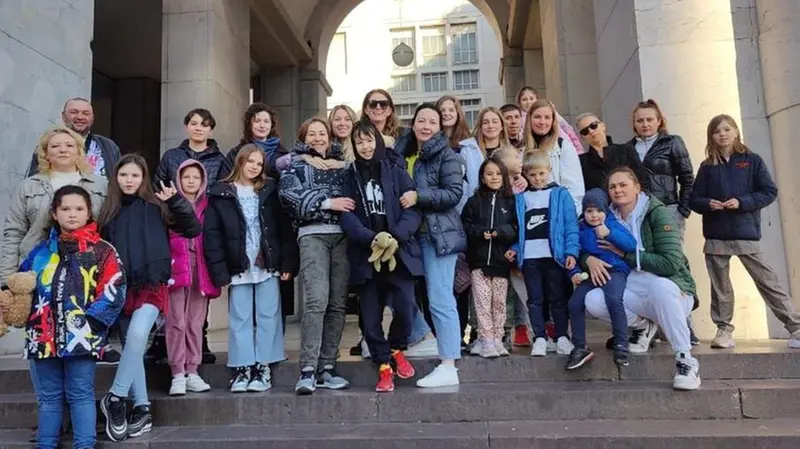 Radislava con il gruppo di mamme e bambini che sta aiutando - Foto © www.giornaledibrescia.it