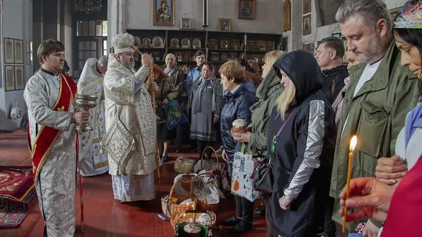 Celebrazioni per la Pasqua ortodossa a Kharkiv - Foto Ansa/Epa/Sergey Kozlov © www.giornaledibrescia.it