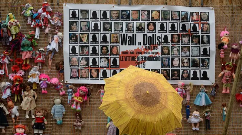 Il muro delle bambole in via Gambara (2019)