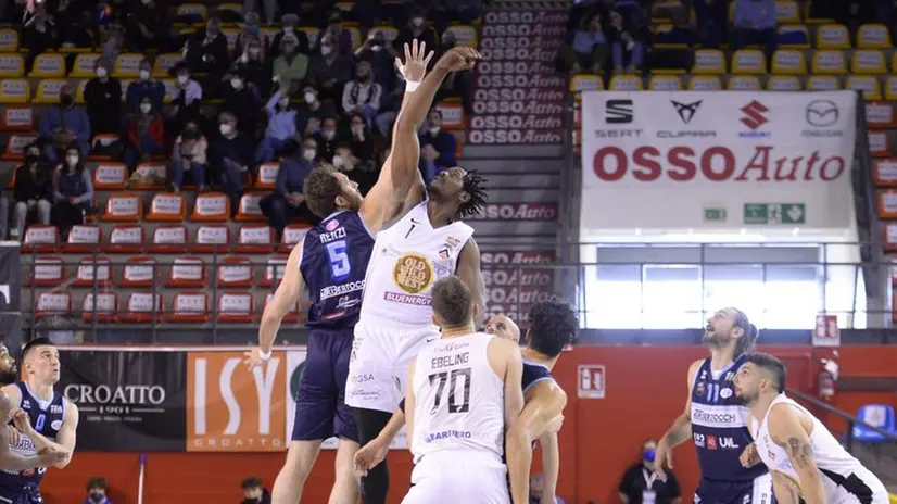 La contesa del match giocato a Udine da Orzinuovi - Foto Giacomo Lodolo