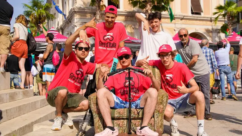Giro d'Italia, la partenza della 16esima tappa da Salò