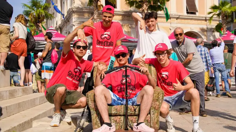 Giro d'Italia, la partenza della 16esima tappa da Salò