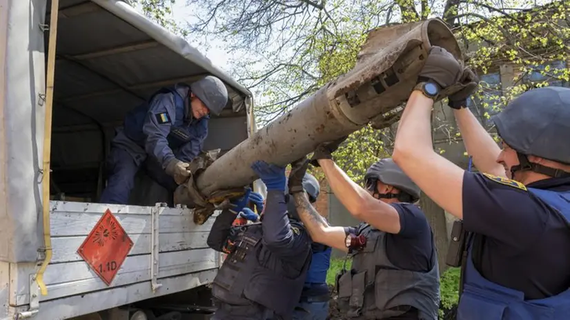 Artificieri ucraini rimuovono i resti di un missile rimasto inesploso - © www.giornaledibrescia.it