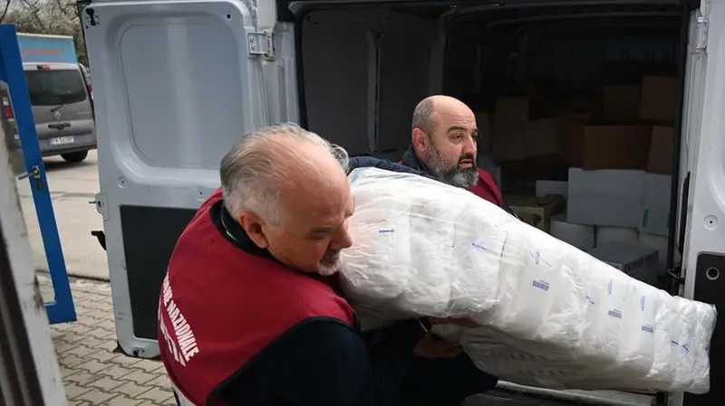 Marino e Dennis scaricano il materiale -  © www.giornaledibrescia.it