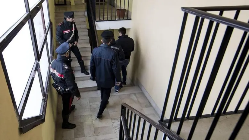 L’intervento. Carabinieri in un condominio (foto generica) - Foto © www.giornaledibrescia.it