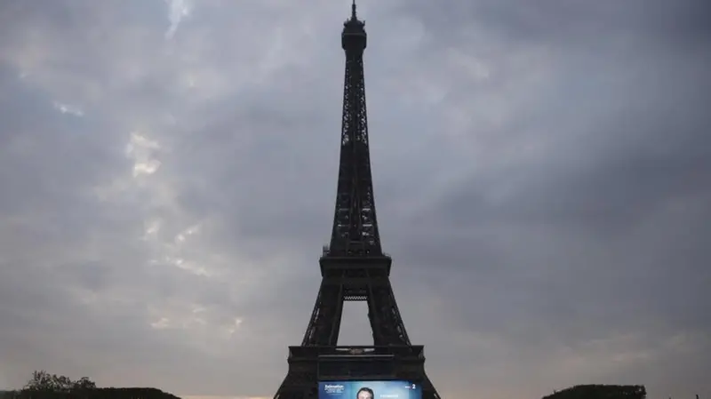 Campo di Marte, ai piedi della Torre Eiffel, altro emblema della Francia del futuro