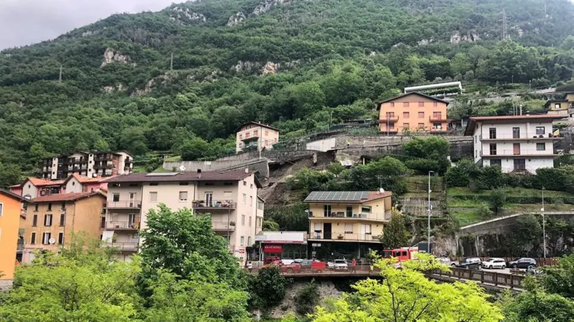 La parte del paese colpita dalla frana che ha fatto crollare un muro di contenimento di via Lorenzetti - © www.giornaledibrescia.it