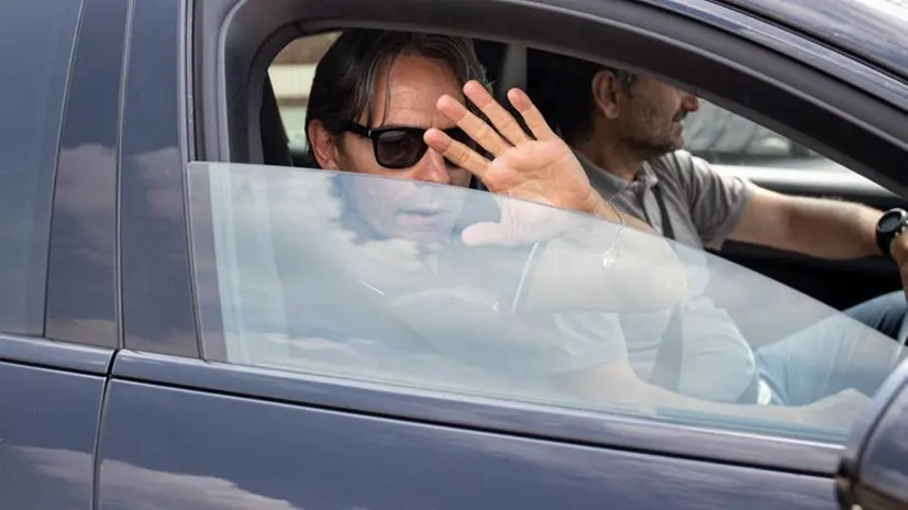 Inzaghi saluta i tifosi mentre entra al centro di Torbole in auto con il vice D'Angelo - Foto New Reporter © www.giornaledibrescia.it