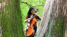 Con lo strumento d’elezione: Eleuteria immersa nella natura con il suo violoncello -  © www.giornaledibrescia.it