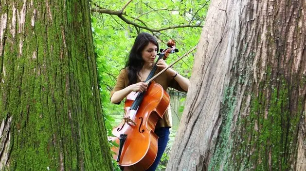 Con lo strumento d’elezione: Eleuteria immersa nella natura con il suo violoncello -  © www.giornaledibrescia.it