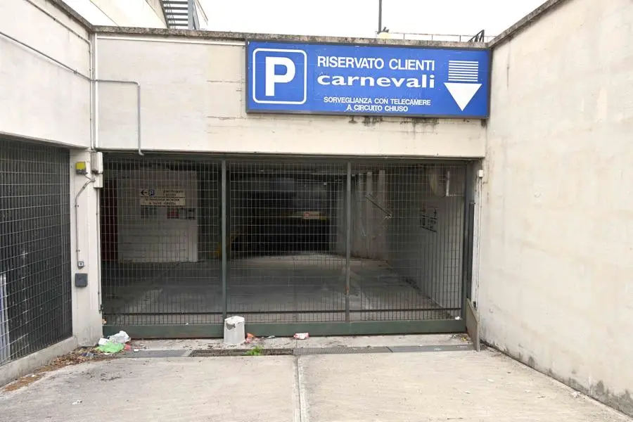 I danni nello stabile dell'ex Carnevali in via Cefalonia a Brescia